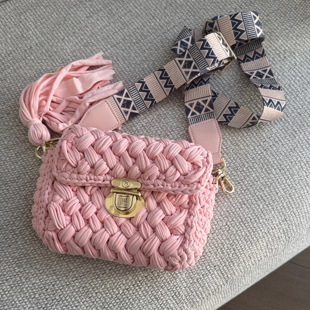 Elegant Pink Woven Crossbody Bag with Geometric Strap